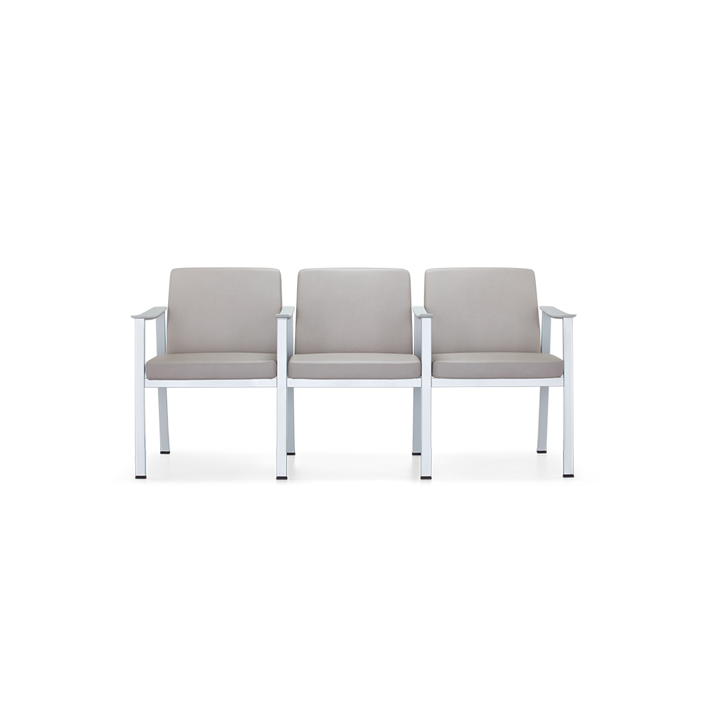 Rühe Triple with Full Intervening Arm_Chair on White