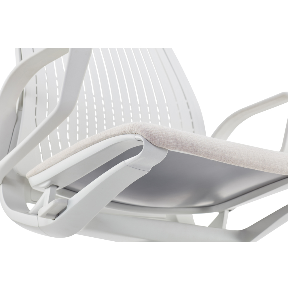 Attune C-Clip_Chair On White